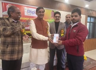 विंध्यवासिनी महाविद्यालय में नगर पालिका अध्यक्ष श्याम सुंदर केसरी ने बच्चों को बांटा स्मार्टफोन ,मिर्जापुर