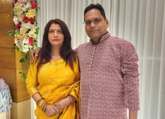 छत्तीसगढ़ मध्य प्रदेश और राजस्थान की जीत की खुशी में मिर्जापुर के कोन ब्लॉक में बांटी गई मिठाइयां