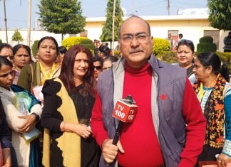 मातृशक्ति संगम कार्यक्रम में ख्याति प्राप्त समाज सेविका ज्योति श्रीवास्तव के नेतृत्व में मुजेहरा कला द्वारा लगाया गया स्टॉल