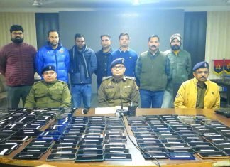 नूतन वर्ष 2024 में मिर्जापुर पुलिस ने एक करोड़ से ज्यादा रकम के मोबाइल लोगो को सौंपे