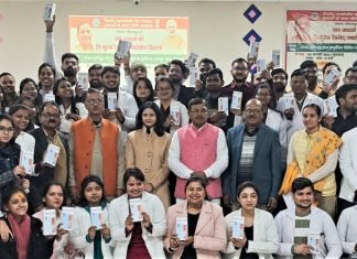 एपेक्स आयुर्वेदिक कॉलेज के 2017 सत्र के 90 बी.ए.एम.एस. छात्रों को हुआ स्मार्टफोन वितरित