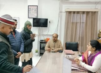 *जिलाधिकारी ने कलेक्ट्रेट में फरियादियों की समस्याओं का किया निस्तारण