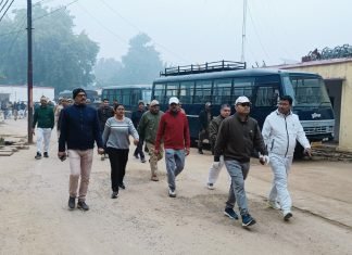 खुद साफ सफाई कर लोगों को सफाई के प्रति प्रेरित करते दिखे मिर्जापुर पुलिस अधीक्षक अभिनंदन कुमार
