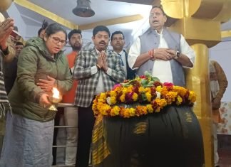 प्रभारी मंत्री नंद गोपाल गुप्ता ने जनपद के प्रमुख मन्दिरो में झाड़ू लगाकर की सफाई