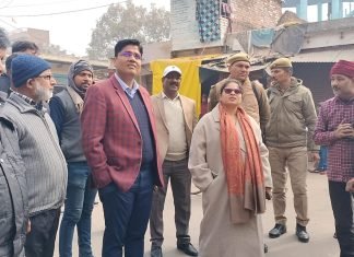 घंटाघर के सौंदर्य को निखारने के लिए डीएम ने किया निरीक्षण, मिर्जापुर