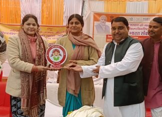 विकसित भारत संकल्प यात्रा में केन्द्रीय राज्यमंत्री ने उपस्थित ग्रामीणों को किया सम्बोधित