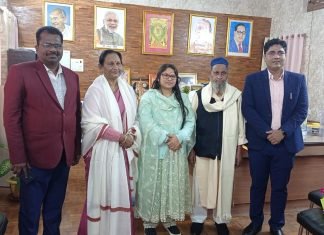 जिलाधिकारी ने पद्मश्री प्राप्त दोनो विभिूतियो को किया सम्मानित
