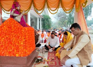 डैफोडिल्स विद्यालय के प्रांगण में पूजी गई ज्ञान, विद्या और सुर की देवी मां सरस्वती