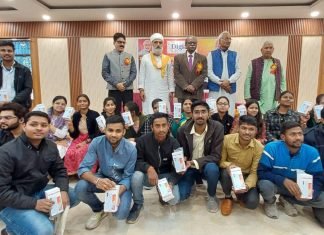 युवाओं को तकनीकी सशक्तिकरण हेतु स्मार्ट फोन और टैबलेट का वितरण किया गया