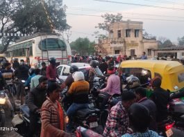 आमघाट रेलवे क्रॉसिंग पर भारी भीड़ के चलते ट्रेन रोक दी गई, मिर्जापुर