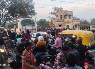 आमघाट रेलवे क्रॉसिंग पर भारी भीड़ के चलते ट्रेन रोक दी गई, मिर्जापुर
