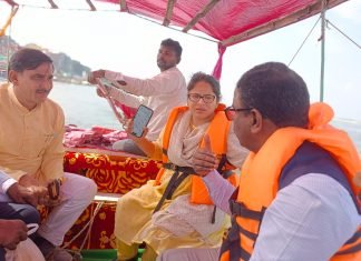 जिलाधिकारी ने स्टीमर से भ्रमण कर विन्ध्याचल से विसुन्दरपुर तक गंगा के किनारे व विभिन्न घाटो का किया निरीक्षण