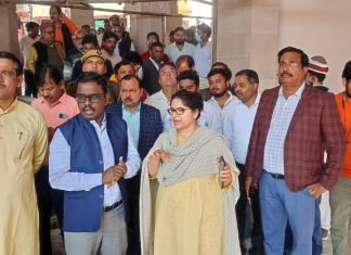 मन्दिर परिसर में पान, गुटका खाकर थूकने वालो पर करे कार्रवाई -मण्डलायुक्त