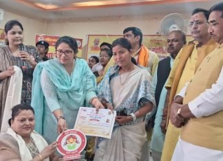 महिलाएं आत्मनिर्भर बन समाज में पेश कर रही है एक उदाहरण -जिलाधिकारी