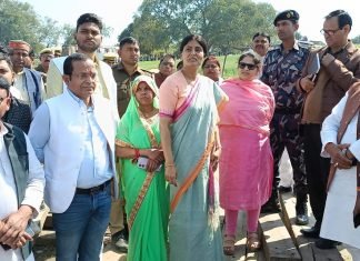 न्यू मीरजापुर, न्यू अहरौरा रोड रेलवे स्टेशन के शिलान्यास/लोकार्पण के अवसर पर अनुप्रिया दिखी हर्षित