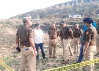 मिर्जापुर में ₹ 2.5 करोड़ की कन्टेनर ट्रक में लदी 930 पेटी अवैध अंग्रेजी शराब के साथ 01 अंतर्राज्यीय शराब तस्कर गिरफ्तार-*