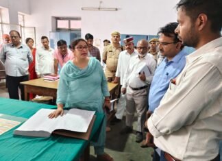 जिलाधिकारी ने तहसील मड़िहान का किया औचक निरीक्षण, ई-परवाना न जारी होने पर व्यक्त की नाराजगी