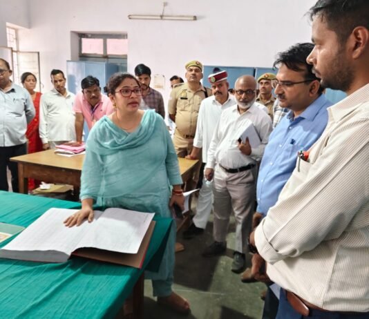 जिलाधिकारी ने तहसील मड़िहान का किया औचक निरीक्षण, ई-परवाना न जारी होने पर व्यक्त की नाराजगी