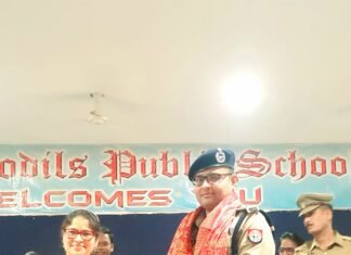 सकुशल नवरात्र मेला बीतने पर डीएम प्रियंका निरंजन ने मिर्जापुर एसपी को किया पुरस्कृत
