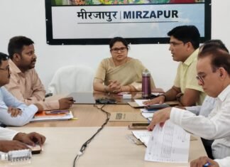 ई0वी0 मशीन व वी0वी0 पैट के रैण्डमाईजेशन के समय कई दल के नेता रहे मौजूद,मिर्जापुर
