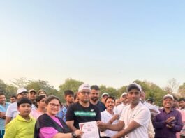 मतदान प्रतिशत बढ़ाने के लिए डीएम और एसपी ने खेला क्रिकेट मैच, मिर्जापुर