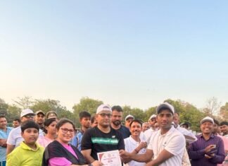 मतदान प्रतिशत बढ़ाने के लिए डीएम और एसपी ने खेला क्रिकेट मैच, मिर्जापुर