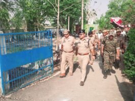 मिर्जापुर एसपी अभिनंदन द्वारा ग्रामीणों के साथ बैठक में निर्भीक होकर मतदान करने की अपील की गई