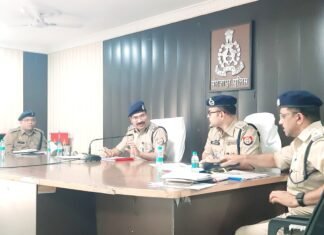 चुनाव के मद्दे नजर डीआईजी और एसपी मिर्जापुर के द्वारा की गई समीक्षा बैठक
