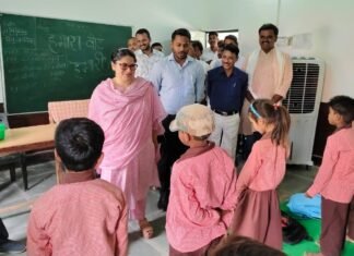 ग्राम पंचायत बसही में मतदान प्रतिशत 90% कराने के लिए जिलाधिकारी प्रियंका निरंजन ने किया जागरूक