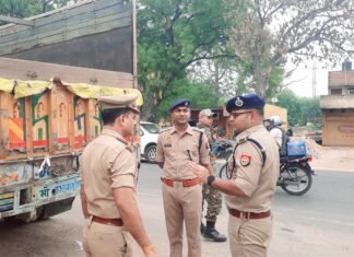 मिर्जापुर में बालू से लदा ट्रक पर 38 वर्षीय व्यक्ति की लाश पुलिस ने की बरामद