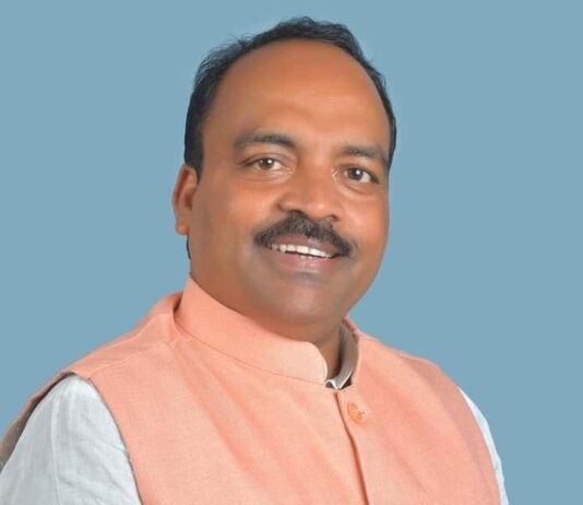 भाजपा सांसद रमेश बिंद ने पार्टी छोड़ पकड़ा सपा का दामन, लड़ेंगे मिर्जापुर से चुनाव