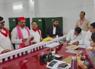 समाजवादी पार्टी के प्रत्याशी डॉ रमेश बिंद ने आज मिर्जापुर में किया नामांकन