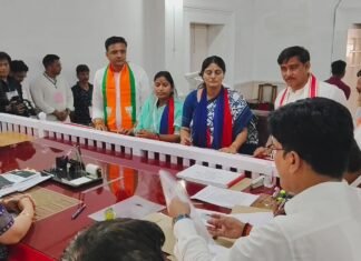 एन0डी0ए प्रत्याशी अनुप्रिया पटेल ने किया नामांकन*