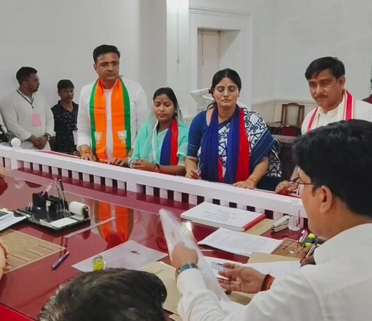 एन0डी0ए प्रत्याशी अनुप्रिया पटेल ने किया नामांकन*