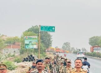 एसपी मिर्जापुर द्वारा आमजन को भयमुक्त होकर मतदान करने का दिया गया संदेश