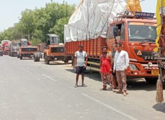 मिर्जापुर के चेतगंज पुलिस चौकी के पास ट्रकों की लगी लंबी कतार ,ट्रक ड्राइवर परेशान