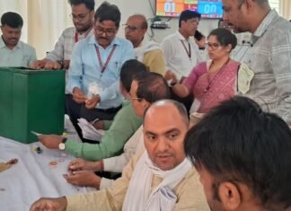 मिर्जापुर में अनुप्रिया या रमेश कौन जीतेगा , पढ़िए पॉलिटेक्निक स्ट्रांग रूम से लाइव