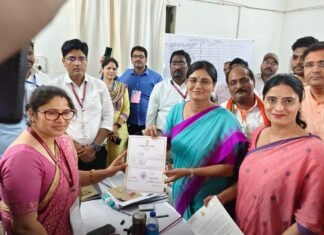 मिर्जापुर में अनुप्रिया पटेल तीसरी बार बनी सांसद, प्रियंका निरंजन डीएम ने सौंपा सर्टिफिकेट