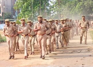 परेड के निरीक्षण के उपरान्त शारिरिक व मानसिक रूप से स्वस्थ्य रहने के लिए एसपी मिर्जापुर ने दिए मंत्र