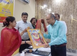 पत्रकारों को जिलाधिकारी मिर्जापुर प्रियंका निरंजन ने किया सम्मानित