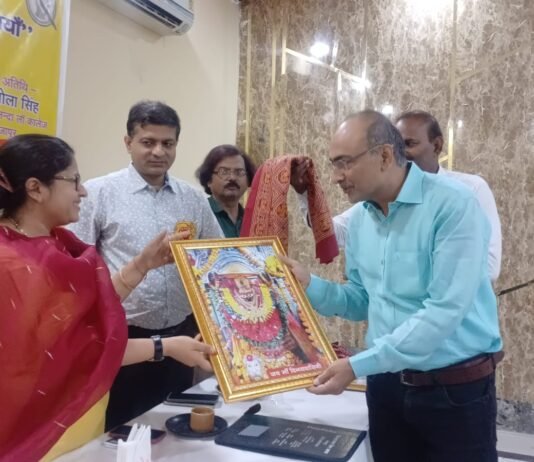 पत्रकारों को जिलाधिकारी मिर्जापुर प्रियंका निरंजन ने किया सम्मानित