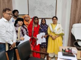 मृतक आश्रित में नियुक्त 07 सफाई कर्मियो को जिलाधिकारी ने सौपा नियुक्ति पत्र