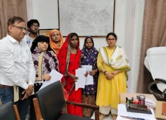 मृतक आश्रित में नियुक्त 07 सफाई कर्मियो को जिलाधिकारी ने सौपा नियुक्ति पत्र
