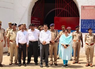 आला अधिकारियों द्वारा द्वारा बंदियों से वार्ता कर जेल में मिल रही सुविधाओं के बारे में ली जानकारी