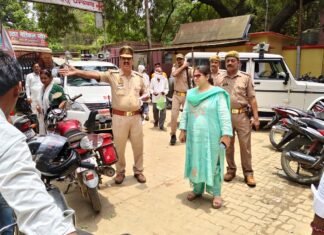 डीएम पहुंची जिला अस्पताल, अव्यवस्थित गाड़ी पार्किंग को देखा