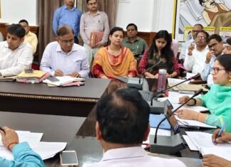 ऐसे सचिव जो कार्य करने में लापरवाही बरत रहे उनके खिलाफ नोटिस जारी करे -डीएम