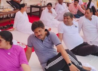 मिर्जापुर -समाज कल्याण विभाग के प्रमुख सचिव व मिर्जापुर के पूर्व जिलाधिकारी डॉक्टर हरिओम योग शिविर में हुए शामिल