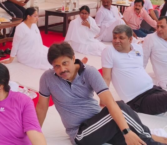 मिर्जापुर -समाज कल्याण विभाग के प्रमुख सचिव व मिर्जापुर के पूर्व जिलाधिकारी डॉक्टर हरिओम योग शिविर में हुए शामिल