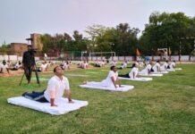 स्वयं और समाज के लिए योग है जरूरी -एसपी मिर्जापुर अभिनंदन