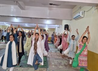 सेठ द्वारका प्रसाद बजाज स्कूल के प्रांगण में योग कार्यक्रम आयोजित